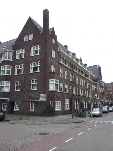 Afbeelding uit: maart 2012. Hoek Rubensstraat (links).
