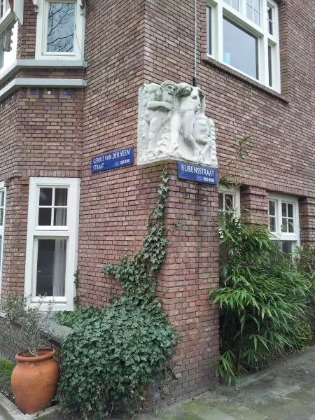 Afbeelding uit: maart 2012. Deze steen op de hoek met de Rubensstraat van een onbekende beeldhouwer toont de centaur Eurytion die Hippodameia wegvoert. Dat verhaal uit de Griekse mythologie werd in de 17e eeuw door Rubens geschilderd.