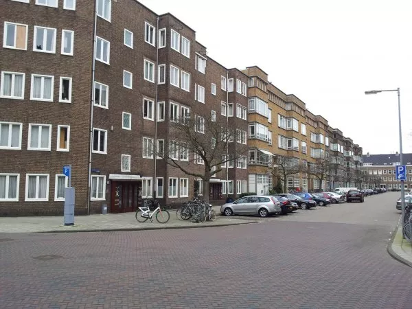 Afbeelding uit: maart 2012. Courbetstraat, hoek Watteaustraat (links).
