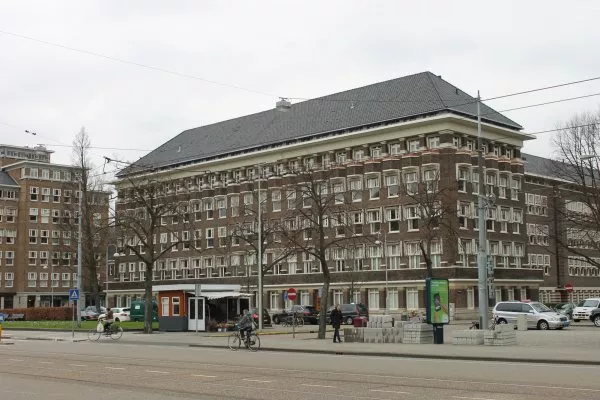 Afbeelding uit: maart 2012. Minervaplein 2-8, het westelijke blok. Rechts is de Minervalaan.