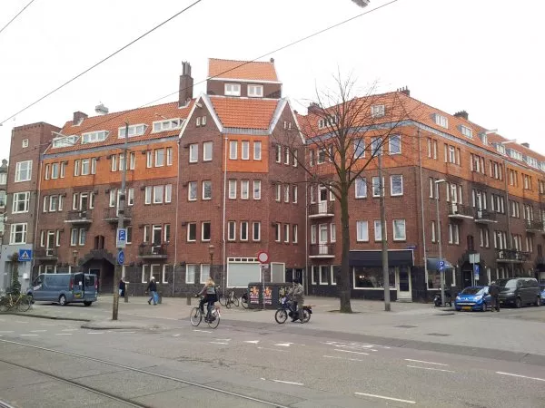 Afbeelding uit: maart 2012. Cornelis Troostplein. Rechts de Lutmastraat. Op de hoek lijkt op het dak nog een huisje te staan.