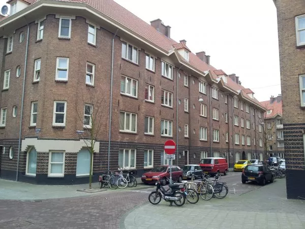 Afbeelding uit: maart 2012. Houtrijkstraat, hoek Hembrugstraat (links).