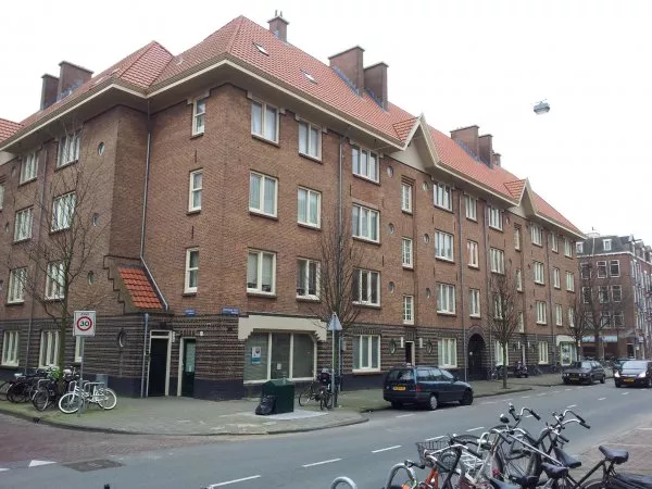 Afbeelding uit: maart 2012. Oostzaanstraat, hoek Koogstraat (links).