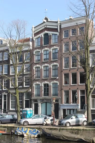 Afbeelding uit: maart 2012. Herengracht. Koetshuis met bovenwoningen.