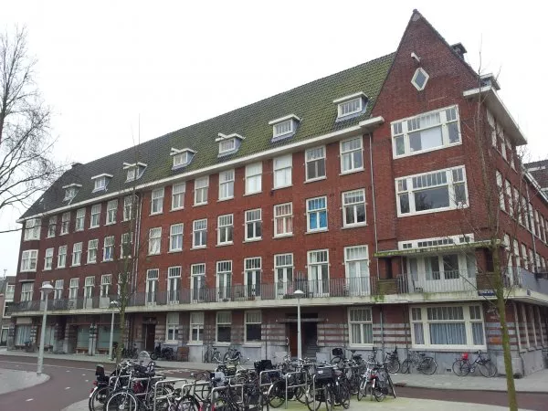 Afbeelding uit: maart 2012. De kop van het blok, aan de Theophile de Bockstraat.