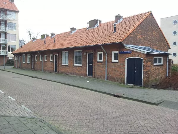 Afbeelding uit: maart 2012. Blokje van vier woningen in laagbouw, ontworpen als bejaardenhuisvesting. Fijnje van Salverdastraat.