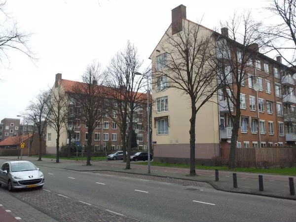 Afbeelding uit: maart 2012. Strokenbouw. De straat tussen deze twee blokken heet ook Calandlaan.