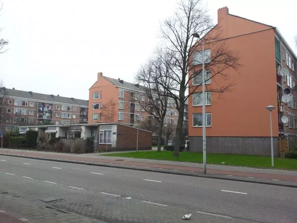 Afbeelding uit: maart 2012. Strokenbouw. Links een rijtje van vier woningen met één bouwlaag, vermoedelijk ontworpen voor bejaarden.