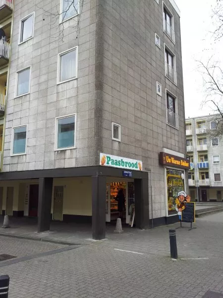 Afbeelding uit: maart 2012. Winkel aan de Comeniusstraat.