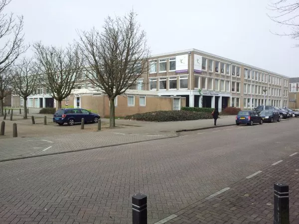 Afbeelding uit: maart 2012. Jacob Geelstraat. Het lage gebouwtje is inmiddels verdwenen.