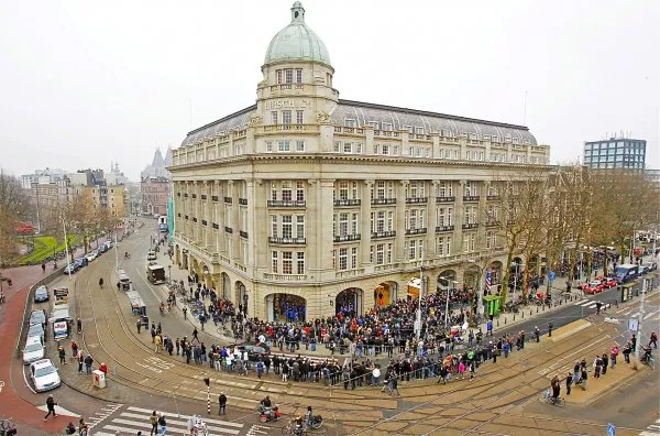 Afbeelding uit: maart 2012. Foto gemaakt tijdens de opening van de Apple-winkel.