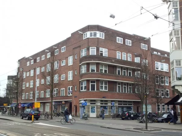 Afbeelding uit: maart 2012. Hoek Ruysdaelstraat.