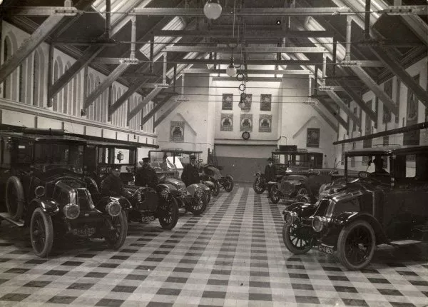 Afbeelding uit: 1913. Foto uit 1913 van het interieur van de toenmalige Renault-garage.