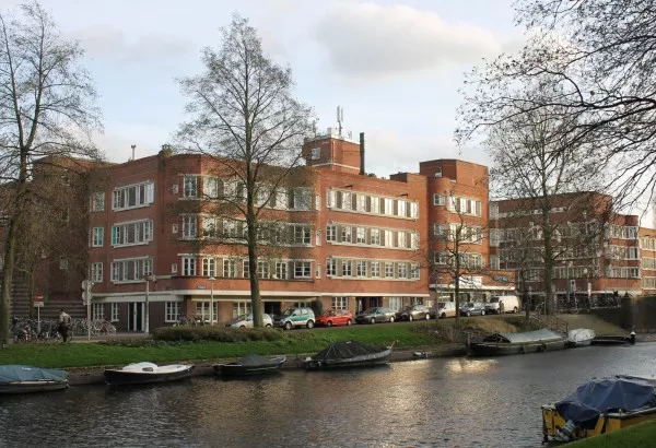 Afbeelding uit: december 2015. Admiralengracht, hoek Cornelis Dirkszstraat (links).
