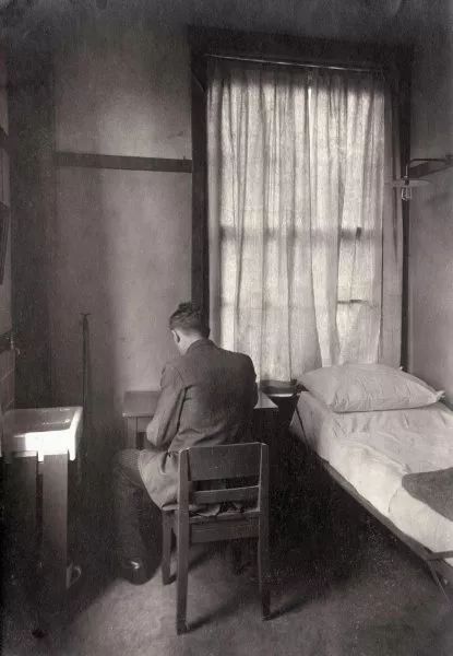 Afbeelding uit: 1918. Een bewoner in zijn kamer.