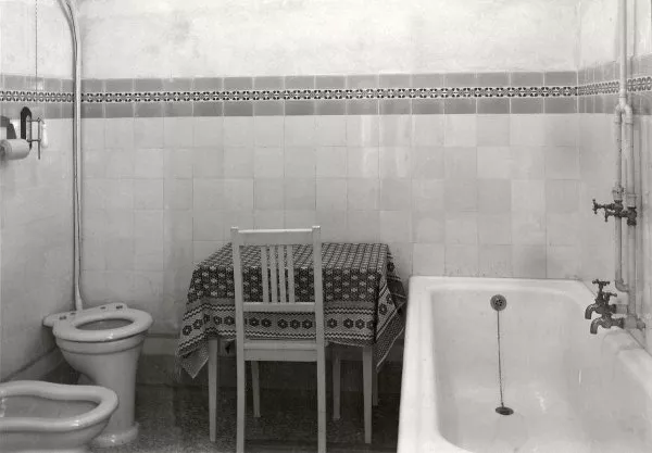 Afbeelding uit: 1915. Een badkamer in pension Bakels.
