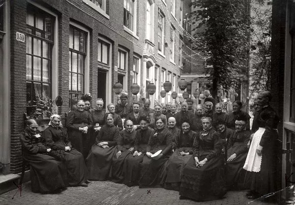 Afbeelding uit: 1913. Bewoonsters poseren ter gelegenheid van de viering van het 25-jarig jubileum van de directrice.