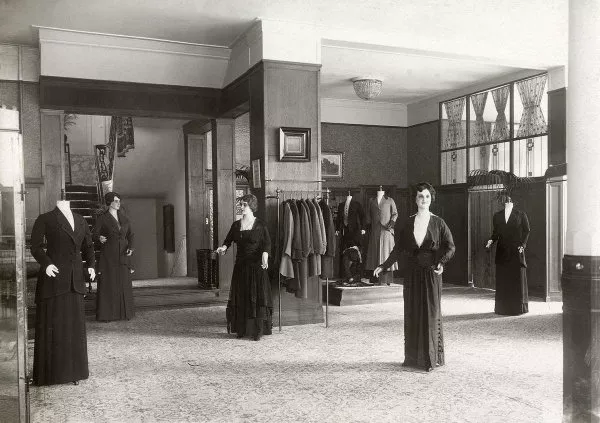 Afbeelding uit: 1915. Paspoppen op de damesafdeling.