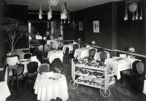 Afbeelding uit: 1917. Eetzaal van café De Paris.