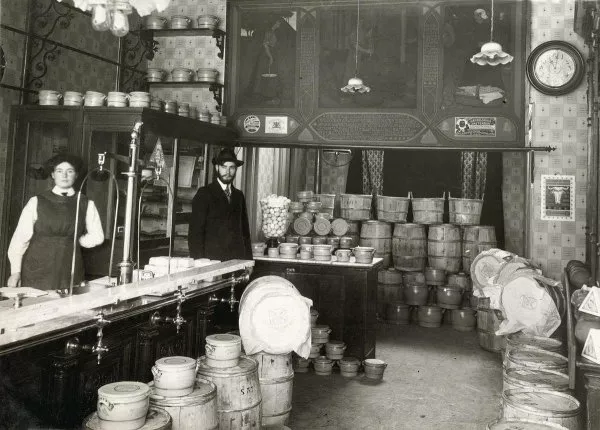 Afbeelding uit: 1914. Interieur van een winkel in boter, kaas en eieren. Raadhuisstraat 31.