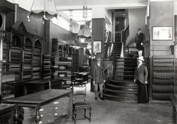 Afbeelding uit: 1915. De afdeling luxe stoffen van Broekmans.