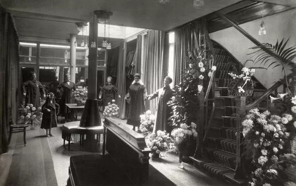 Afbeelding uit: 1916. Interieur van mantelwinkel "De Duif" op nummer 84, in 1916. De winkel bestond toen 25 jaar.
