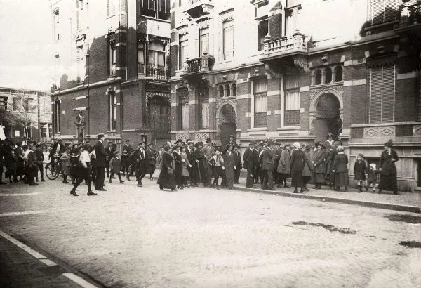 Afbeelding uit: 1915. Drukte bij de opening van Instituut Schoevers.