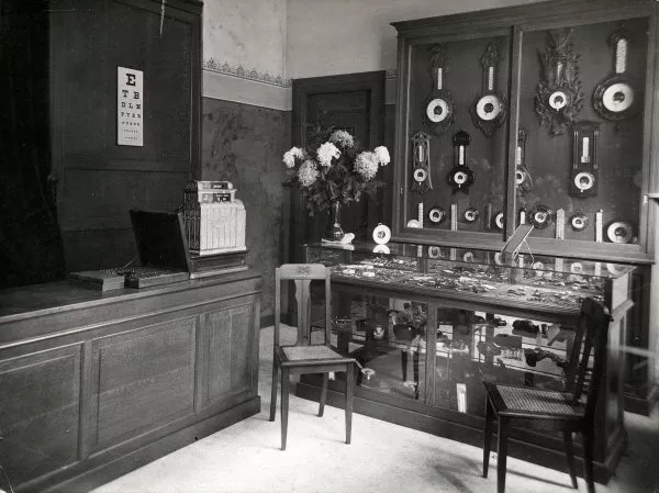 Afbeelding uit: 1917. Interieur van opticien Manheim, die in 1917 op Willemsparkweg 2 huisde. Men kon er ook terecht voor verrekijkers en pince-nezs.