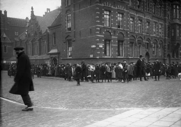 Afbeelding uit: 1916. Rij wachtenden voor inenting tegen pokken.