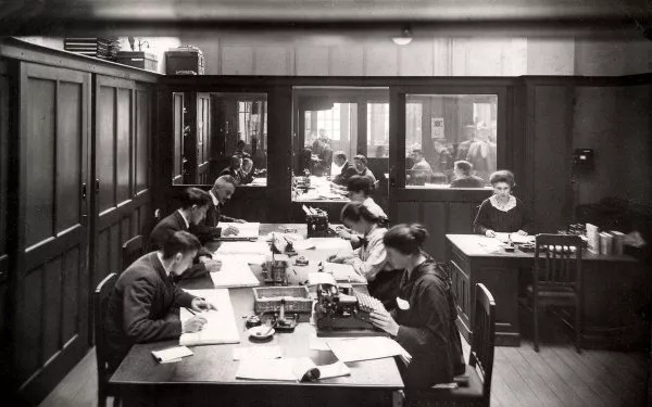 Afbeelding uit: 1919. Kantoor met bedienden.