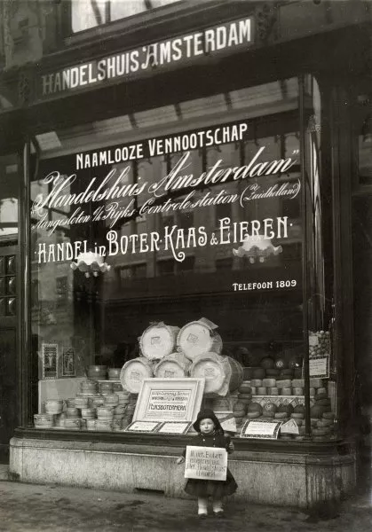 Afbeelding uit: 1914. Etalage van de winkel in boter, kaas en eieren die in 1914 op nummer 31 huisde.