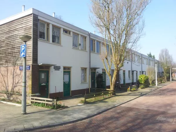 Afbeelding uit: maart 2012. Kapteynstraat. De deuren met luifel horen bij de woningen op de begane grond.