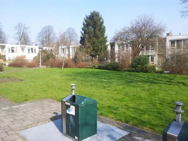 Afbeelding uit: maart 2012. Tuinzijde van de woningen aan Hugo de Vrieslaan (links) en Einthovenstraat.