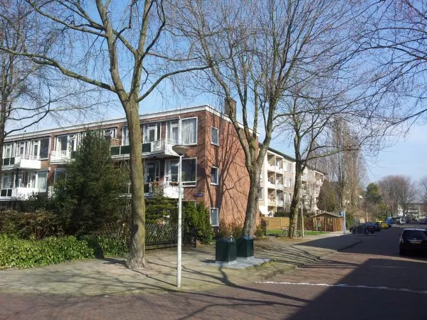 Afbeelding uit: maart 2012. Achterzijde, aan de Ehrlichstraat. Daarachter, met vier bouwlagen, het blok aan de Berthelotstraat.
