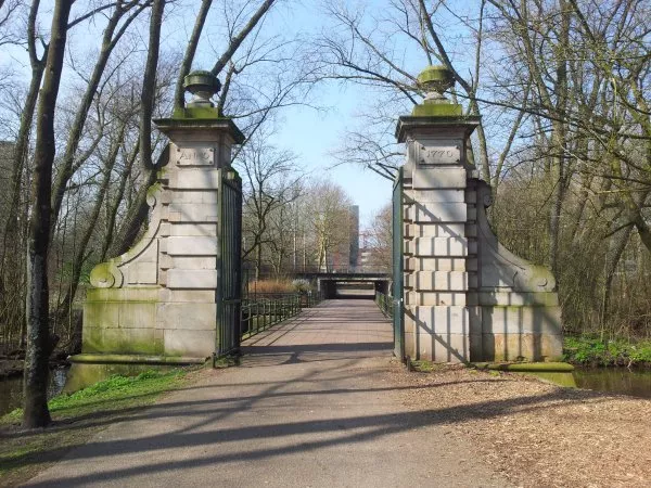 Afbeelding uit: maart 2012. Het toegangshek. Het dateert uit 1770 en stond tot 1898 als hekkepoortje bij de Muiderpoort, op de brug over de Singelgracht. In 1938 kwam het hier in het park te staan, voor een door Piet Kramer ontworpen brug (brug 196). Het hek is een gemeentelijk monument.