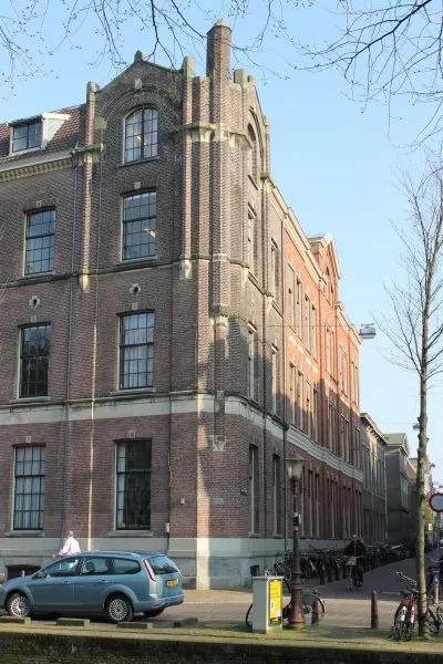 Afbeelding uit: maart 2012. Hoek Lange Leidsedwarsstraat (rechts).