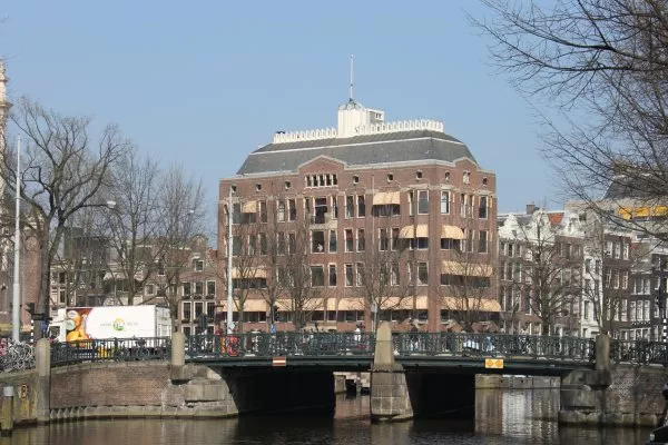 Afbeelding uit: maart 2012. Het gebouw is van ver te zien.