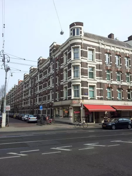 Afbeelding uit: maart 2012. Hoek Van Woustraat (rechts).
