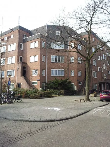 Afbeelding uit: maart 2012. Mauvestraat, hoek Talmastraat (rechts).