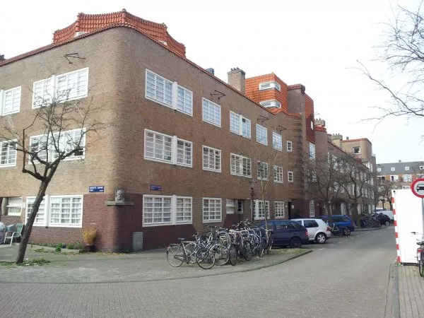 Afbeelding uit: maart 2012. Hoek Ronnerplein (links) - Ronnerstraat.