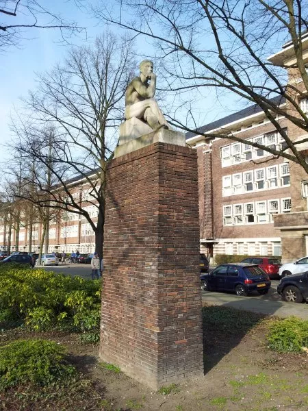 Afbeelding uit: maart 2012. "De rustende athleet", gemaakt door Jan Havermans, 1941. Het beeld staat tussen de twee noordelijke blokken aan het Minervaplein.