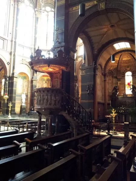 Afbeelding uit: maart 2012. De preekstoel, ontworpen door E. van den Bossche.