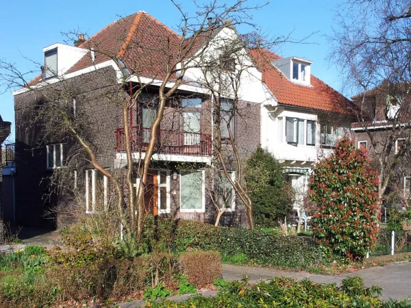 Afbeelding uit: maart 2012. Nachtegaalstraat 1 is het witte huis rechts. Het huis links is Meeuwenlaan 15.