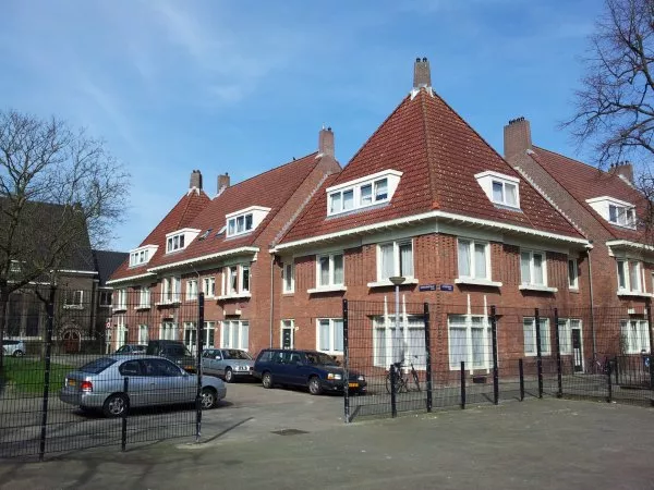 Afbeelding uit: maart 2012. Rechts is de Elzenstraat.