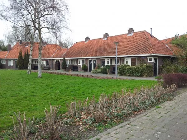 Afbeelding uit: maart 2012. Ilpendammerstraat, bejaardenwoningen in Tuindorp Nieuwendam.