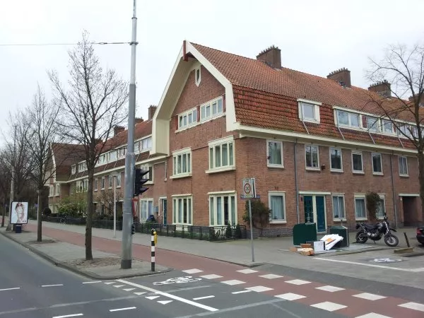 Afbeelding uit: maart 2012. Middenweg hoek Van 't Hofflaan (rechts).