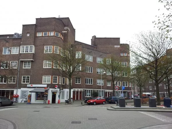 Afbeelding uit: maart 2012. Waalstraat. De huizen op de hoek rechts (buiten beeld) zijn ook door Van den Nieuwen Amstel ontworpen.