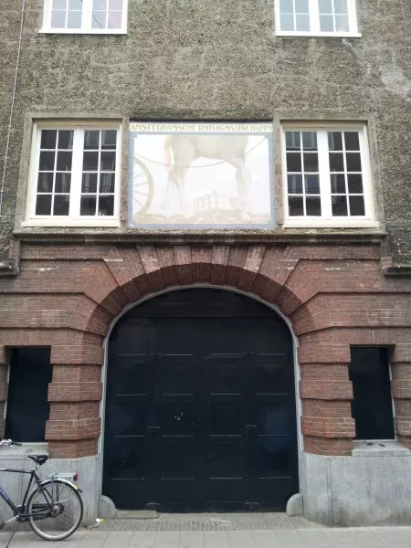 Afbeelding uit: maart 2012. Centrale poort, met erboven een muurschildering van de A.R.M.