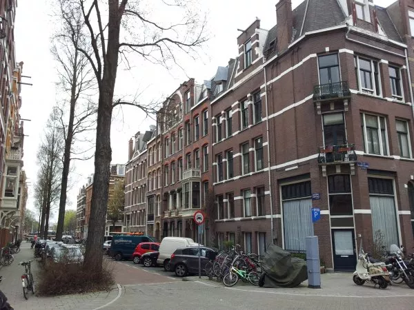 Afbeelding uit: maart 2012. Alberdingk Thijmstraat, oneven zijde. Met een opmerkelijke loggia in het middelste huis.
