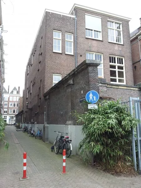 Afbeelding uit: maart 2012. Achterzijde, met links de Manegestraat.